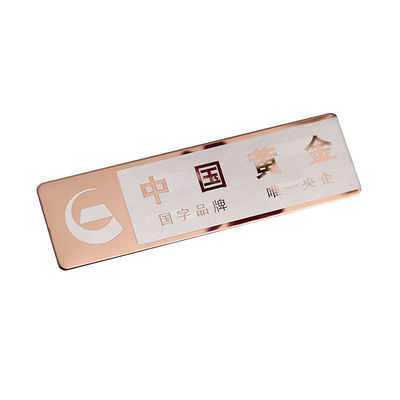 تعريف تجاري مخصص شعار معدني عقدة غطاء الذهبية علامة اسم شارة مع حامل مغناطيس المزود